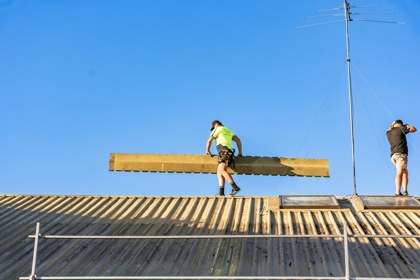 how to overlap metal roofing lengthwise​